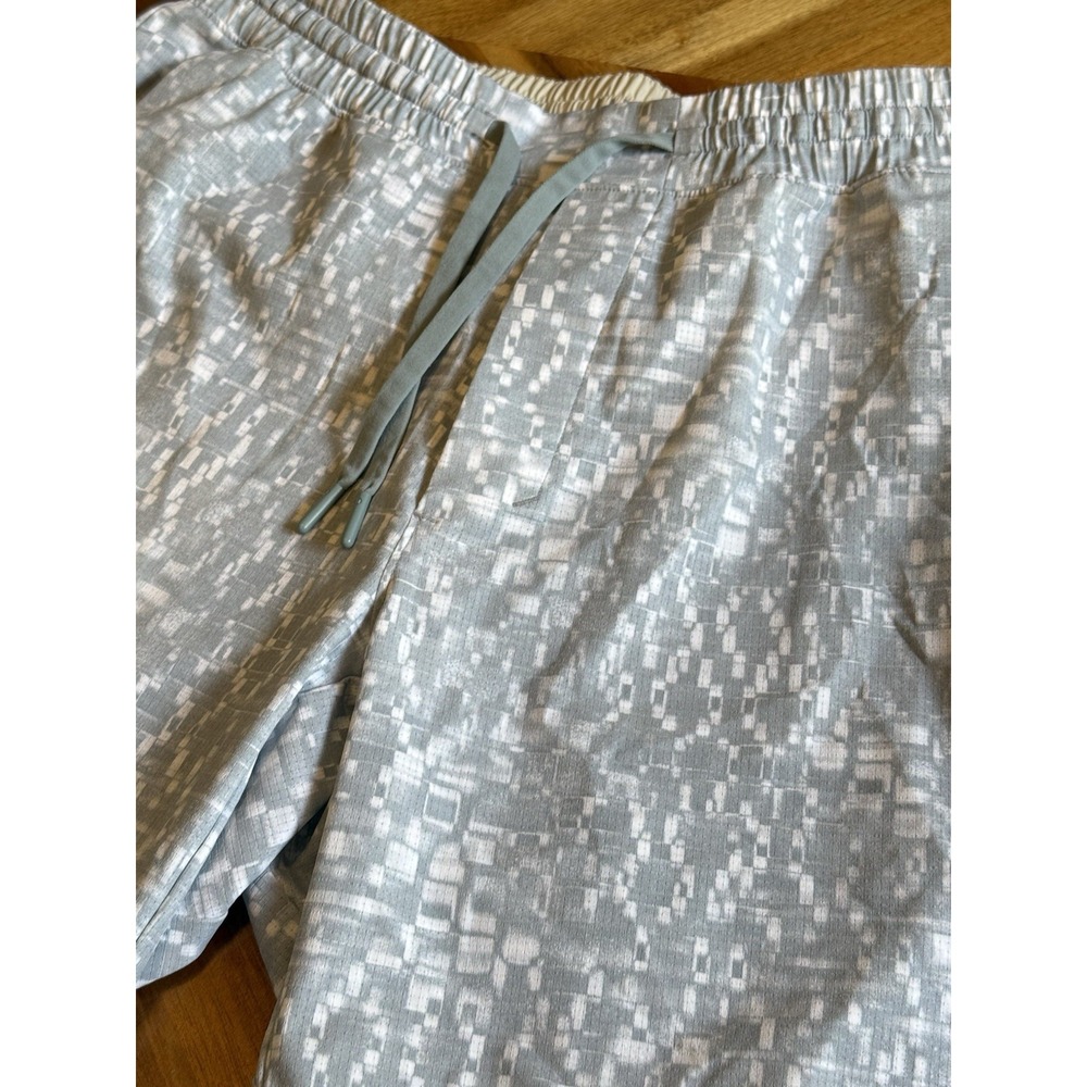 Lululemon Bowline Shorts Men's Medium Gray 7'' Inseam Drawstring Stretch
